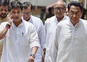 95 Cong MLAs reach Bhopal airport, to leave for Jaipur