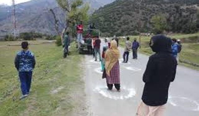 Kishtwar administration distributes vegetables among the vulnerable families