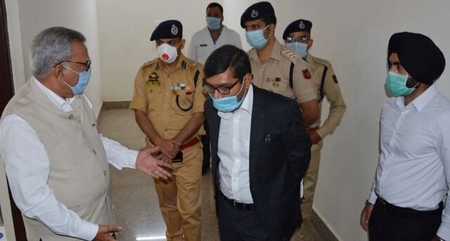 COVID-19  Advisor Farooq Khan visits Poonch; reviews status of essential services, distt admin’s measures