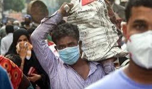 Migrant workers come out on road; say want to travel back home