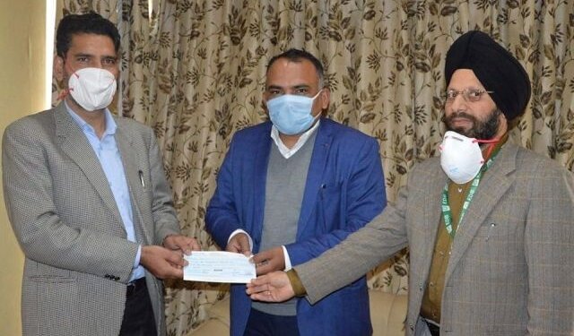 COVID-19 Pandemic ED Bank presents one day salary of Rs 4.73 lacs cheque to Div Com for LG Cares Fund Div Com lauds humanitarian gesture of bank staff