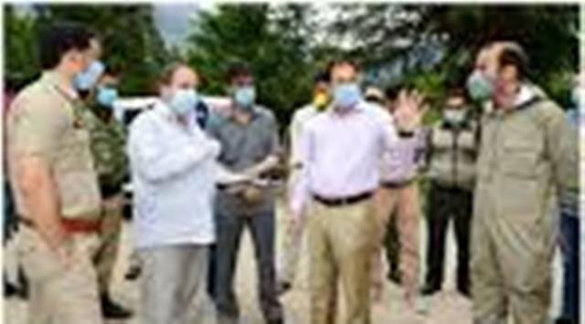 DC Ganderbal visits Kangan, reviews availability of essential commodities