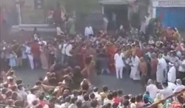 Madhya Pradesh News: Crowd Gathers to Welcome Jain Monk in Sagar District; Probe Launched