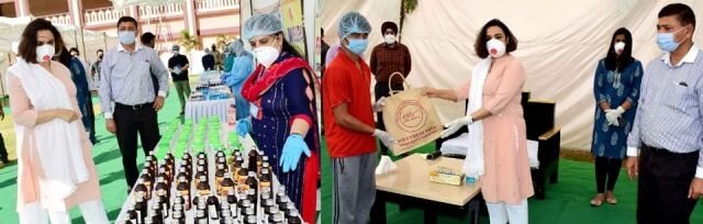 COVID-19: First Lady Smita Murmu visits Quarantine Facility in Samba Distributes kits of essential items, toiletries among inmates