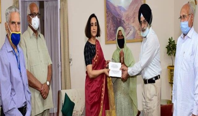 First Lady releases financial assistance sponsored by NGOs and concerned citizens to Non-pensioner Widows from Armed Forces