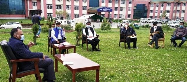 Div Com visits Kulgam, reviews COVID-19 containment measures Inspects Quarantine centers, Takes stock of arrangements in place