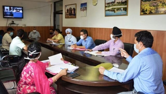 Div Com reviews progress of work on Border bunkers Asks DCs to expedite work, share completion plan