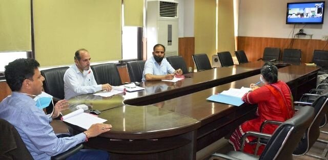 Div Com reviews progress on PMGSY roads in districts