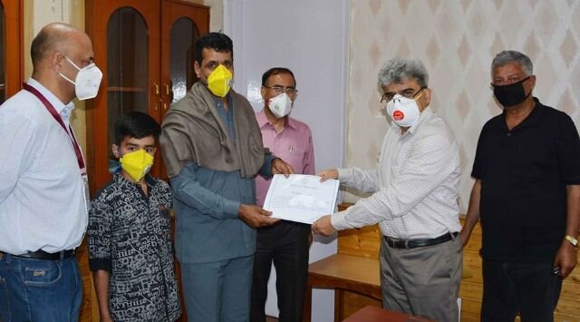 Dulloo awards Health Deptt’s Ambulance driver for his exemplary services during COVID-19 pandemic