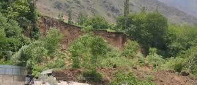 Landslide damages 15 shops, 3 houses in Central Kashmir