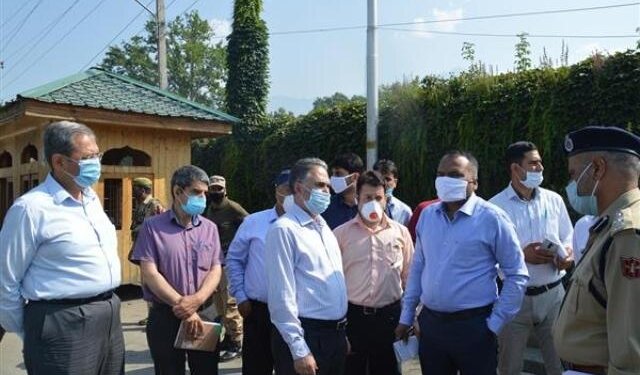 Div Com tours Srinagar city, takes stock of traffic decongestion measures