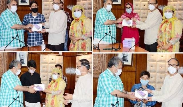 Dr Samoon distributes prizes among winners of Yoga ASANAS competition