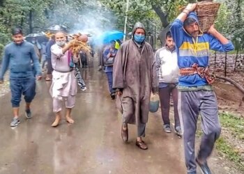 Amid torrential rains Kashmiri Muslims cremate Pañdit woman in South Kashmir
