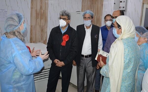 Atal Dulloo inaugurates NAT-PCR at GMC, Srinagar
