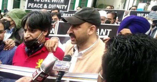 PDP leaders protest against arrests of Kashmiris, detained