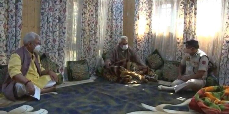 LG Sinha visits slain Babar Qadri’s family, assures support