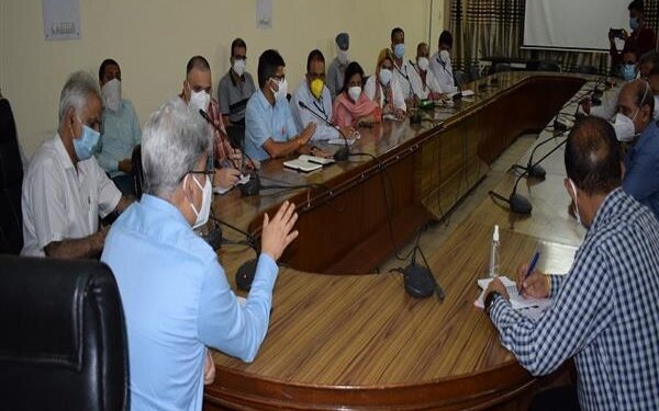 Atal Dulloo visits GMC Jammu; reviews facilities being provided to COVID patients