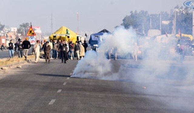 Farmers’ protest : Delhi Police fire tear gas shells to disperse farmers at Singhu border