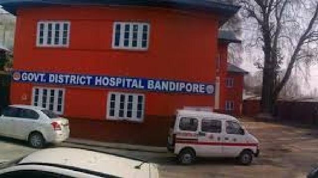 CMO orders enquiry after lady delivers baby in compound of Bandipora hospital