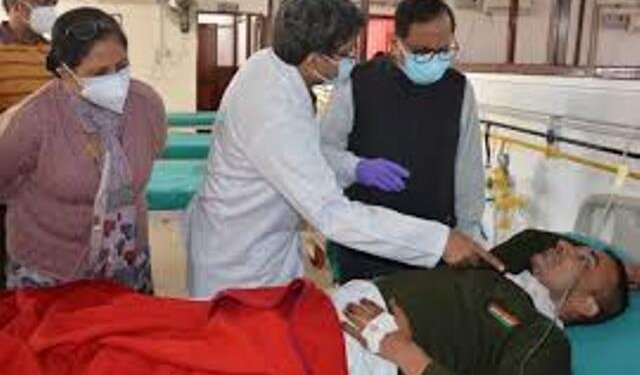 Advisor Bhatnagar meets injured JKP Jawans at GMC Jammu