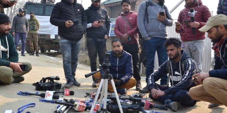 DDC elections: Scribes decry arrangements at Bandipora, stage protest