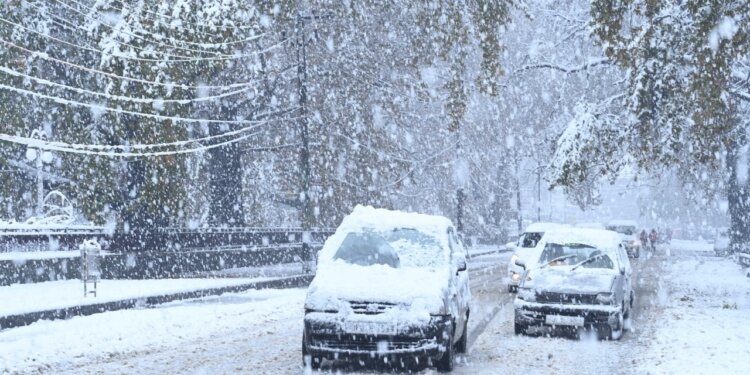 Dry Weather in Kashmir Valley, Gulmarg Tourist Centre Coldest Place