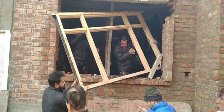 LAWDA demolishes illegal structures in Shahdad Bagh, Habak Srinagar