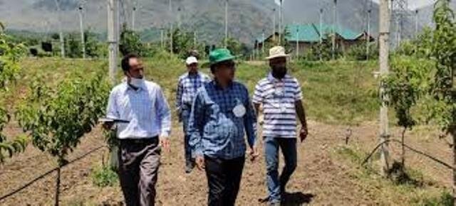 Dir Horticulture inspects progress on Center of Excellence