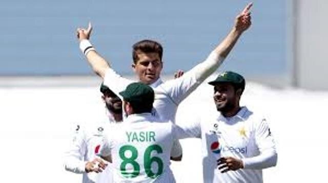 Afridi and Abbas find little reward for lovely skill