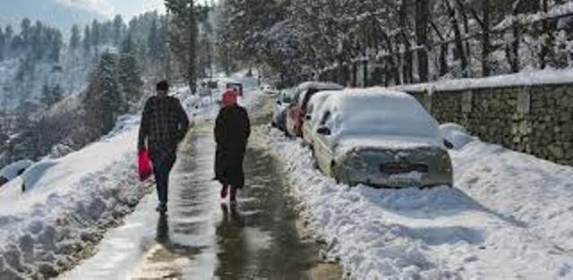 Beating covid gloom : Snowfall in Kashmir attracts tourists