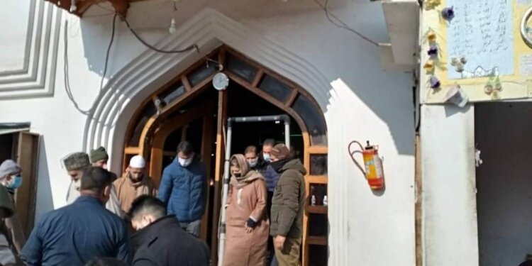 Mehbooba Mufti paid obeisance at Sheikh Ul Alam shrine Chari Shareef