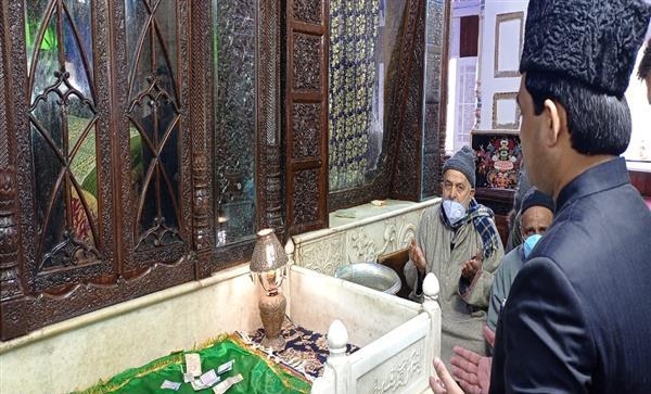 BJP leader Shahnawaz Hussain pays obeisance at Makdoom Saheb, Sgr