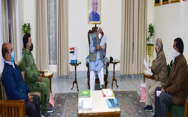 Delegation of Weavers and Artisans calls on Lt Governor