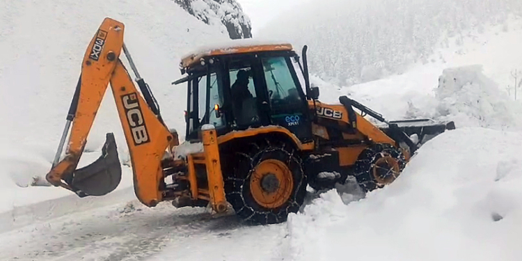 Snow clearance operation underway from Sonamarg to Ranga Morh