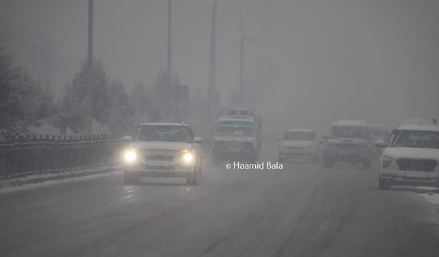 Dense fog shrouds Srinagar as Snowfall predicted in Kashmir