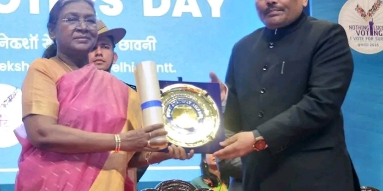 President Murmu confers Best Electoral Practices Award to J&K CEO PK Pole