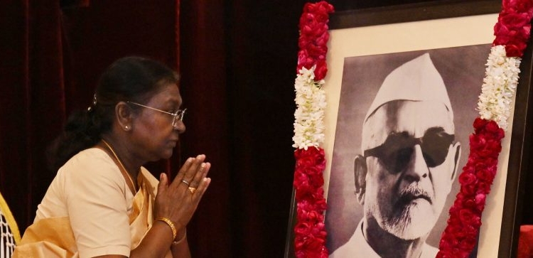 President Murmu pays floral tributes to Dr Zakir Hussain on his birth anniversary