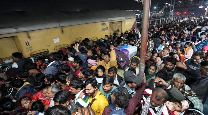 18 killed in stampede at New Delhi railway station