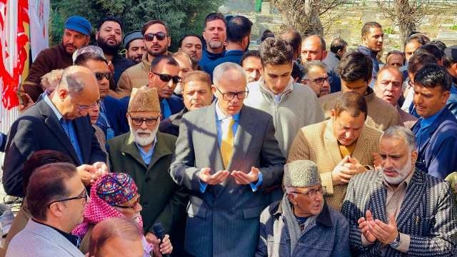 Omar Abdullah Pays Tributes to Sheikh Nazir Ahmad at Malik Sahib Shrine
