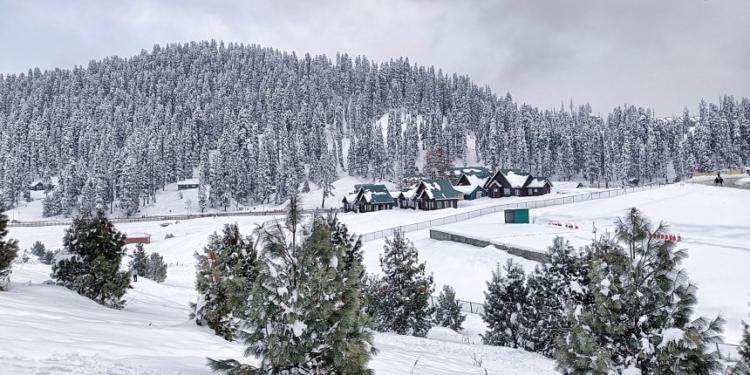 Kashmir upper reaches receive snowfall, rains lash plains