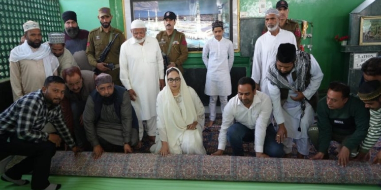 Dr Darakhshan Andrabi visits Peer Baba Budan Ali Shah shrine, supervises Carpet Laying