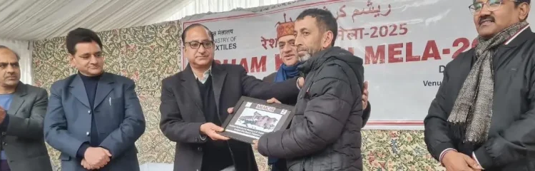 Director Sericulture J&K Ajaz Ahmad Bhat Inaugurates Resham Krishi Mela at CSR&TI Pampore 