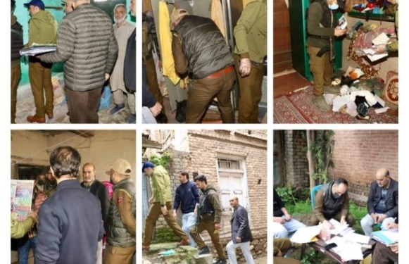Police continues raids across Srinagar in connection with investigation of banned organizations