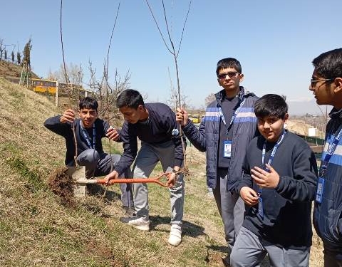 Foundation World School Marks Spring Equinox with Plantation Drive
