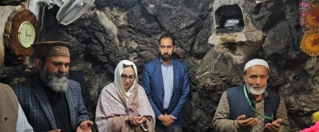 Dr Darakshan Andrabi visits shrines of Sakhi Zainshah Wali (RA) at Aishmuqam & Sarbal
