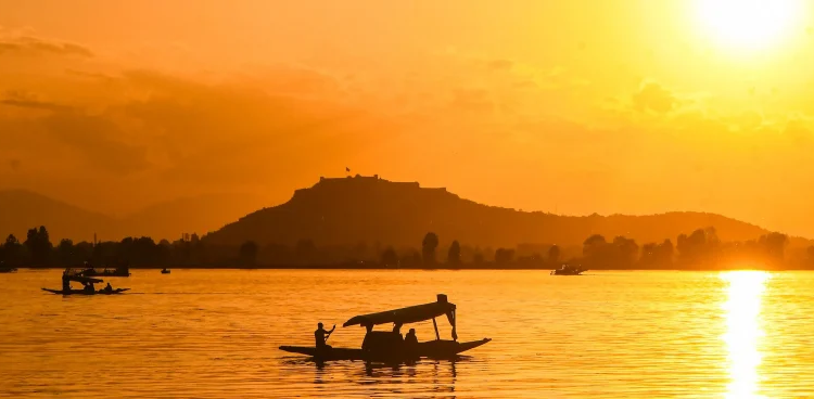 Srinagar Braces for Heatwave, DDMA Srinagar Urges public to Stay Safe