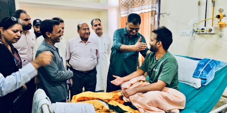 Minister Javed Rana visits GMC Jammu, meets victims of LoC shelling