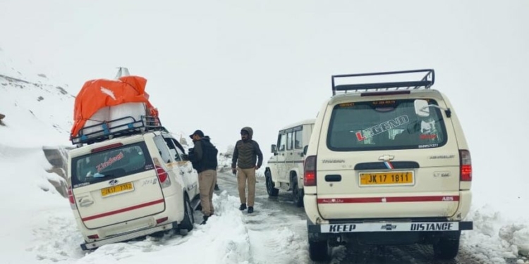 Anantnag Police Rescue Stranded Passenger Vehicle at Sinthan Top
