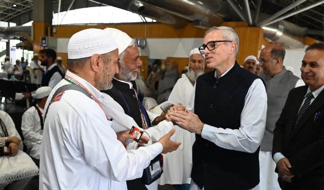 “Prayed for Peace, Prosperty”: CM Sees Off First Batch of Hajj Pilgrims from Srinagar Airport