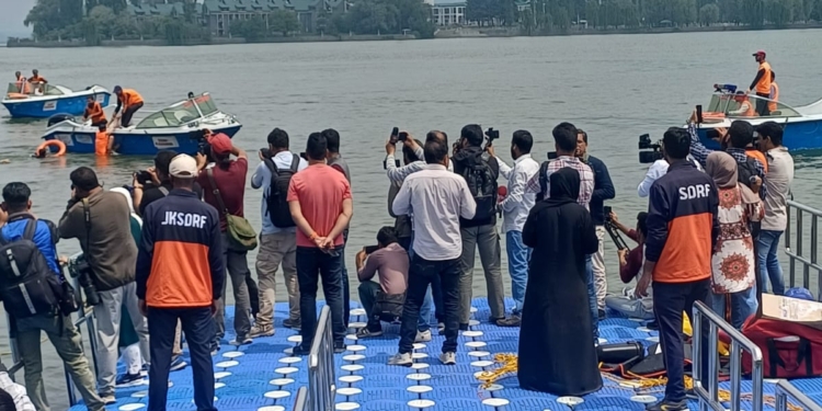 Srinagar Police, in collaboration with the Tourist Police and the SDRF, conducts a mock drill on Dal Lake for emergency preparedness